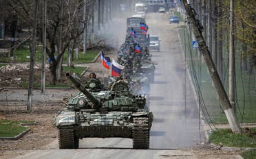 قافلة مدرعة من القوات الموالية لروسيا تتحرك على طول طريق في ماريوبول (رويترز)