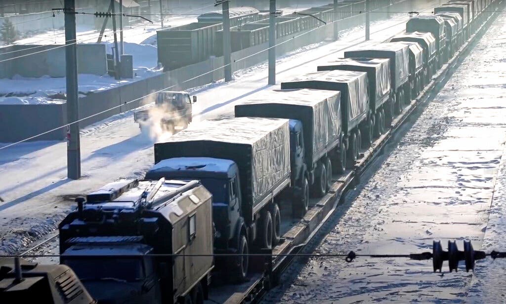 قوات روسية تستخدم خطوط السكك الحديدة في بيلاروسيا (أ ب)
