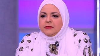 مطربة مصرية شهيرة ترتدي الحجاب.. وترفض التوقف عن الغناء