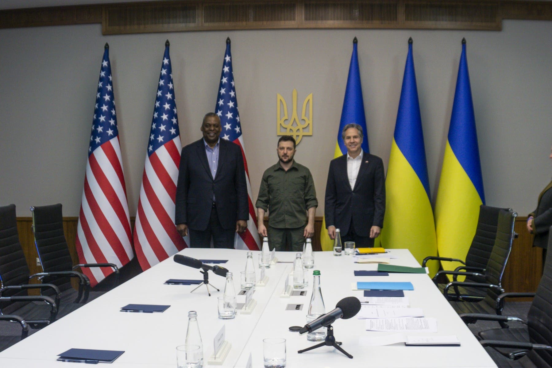 وزيرا الخارجية والدفاع الأميركيان وبينهما الرئيس الأوكراني في كييف (فرانس برس) 