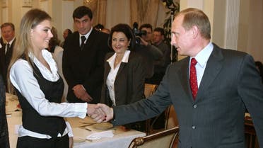 بوتين مصافحاً ألينا كاباييفا (أرشيفية- رويترز)