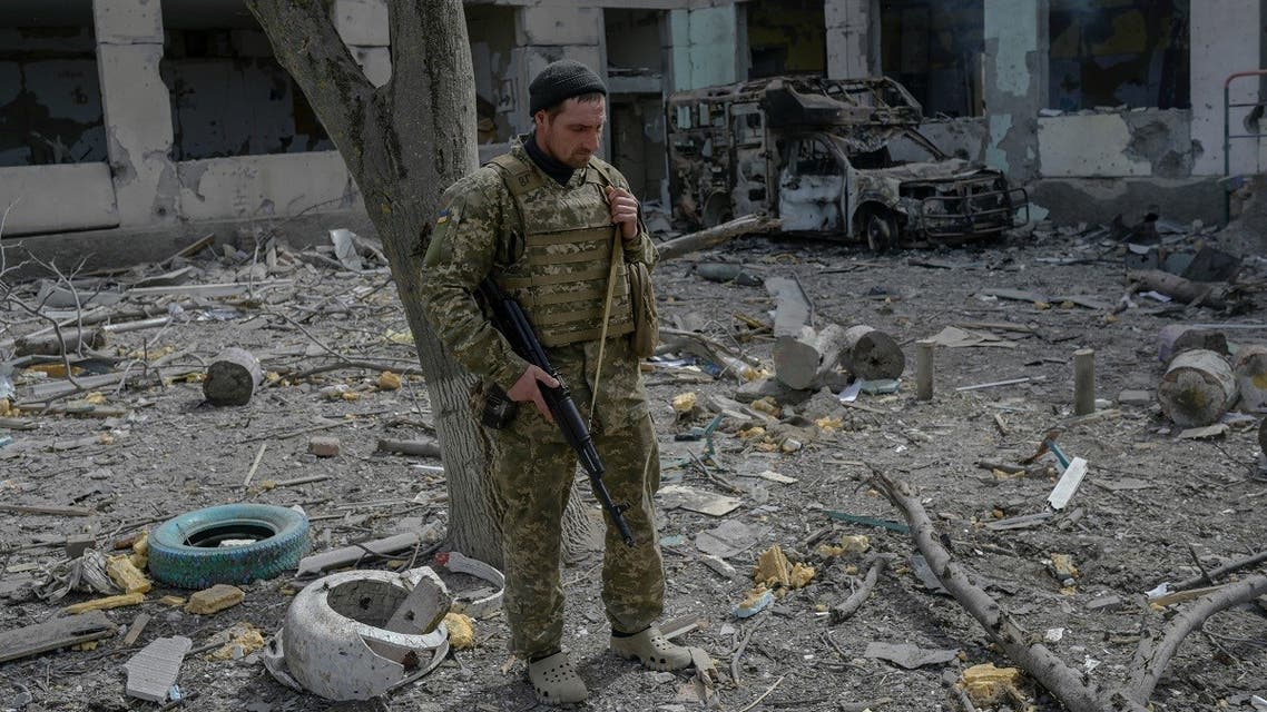 A Ukranian soldier stands outside a school hit by Russian rockets in the southern Ukraine village of Zelenyi Hai between Kherson and Mykolaiv. (File photo: AFP)