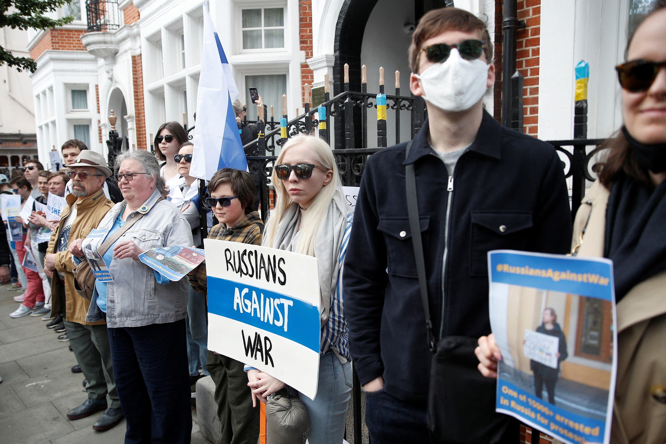 مظاهرة مناهضة للحرب أمام السفارة الروسية في لندن