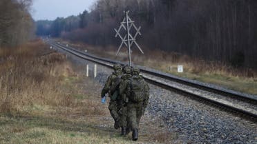Polish soldiers patrol the railway crossing during the migrant crisis on the Belarusian-Polish border, near Dubicze Cerkiewne, Poland December 5, 2021. (File photo: Reuters)