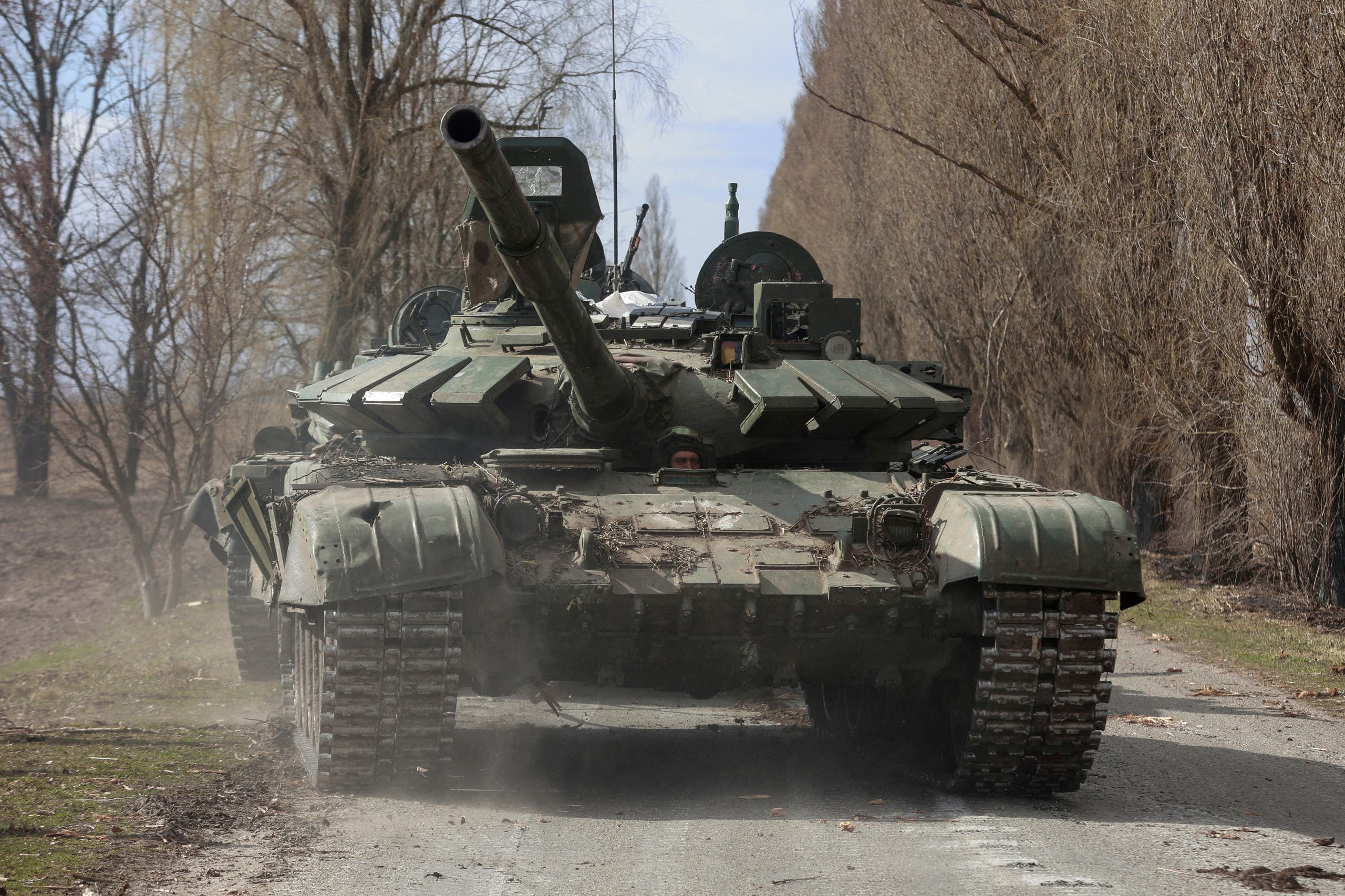 دبابة روسية في أوكرانيا (رويترز)