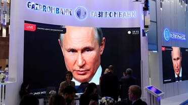 صورة الرئيس الروسي في منصة غازبروم بنك ضمن منتدى اقتصادي بروسيا (رويترز)
