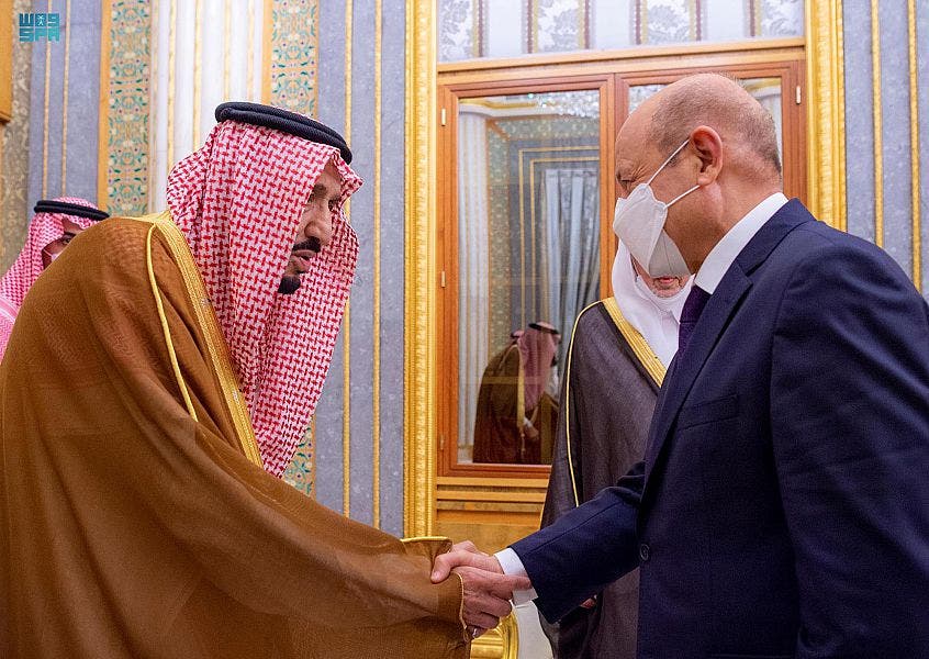 الملك سلمان بن عبد العزيز لدى استقباله رشاد العليمي رئيس مجلس القيادة الرئاسي اليمني