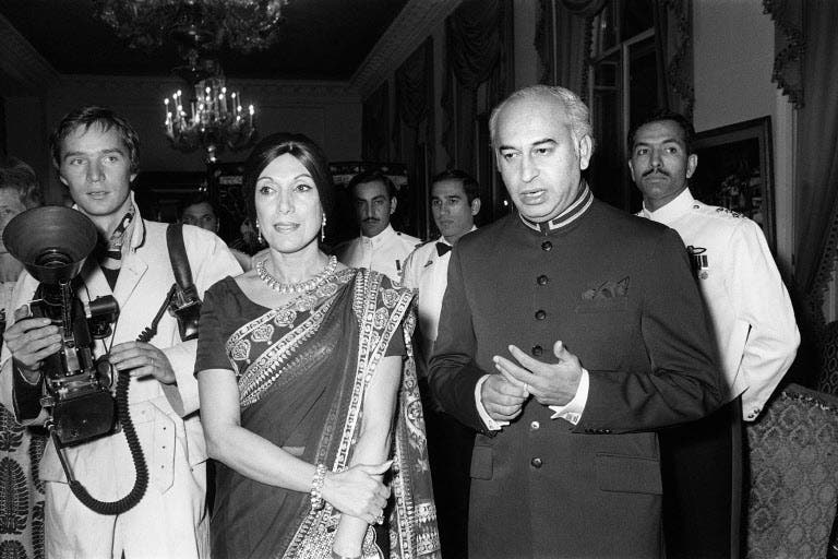 رئيس باكستان الأسبق ذو الفقار وزوجته (أ ف ب)