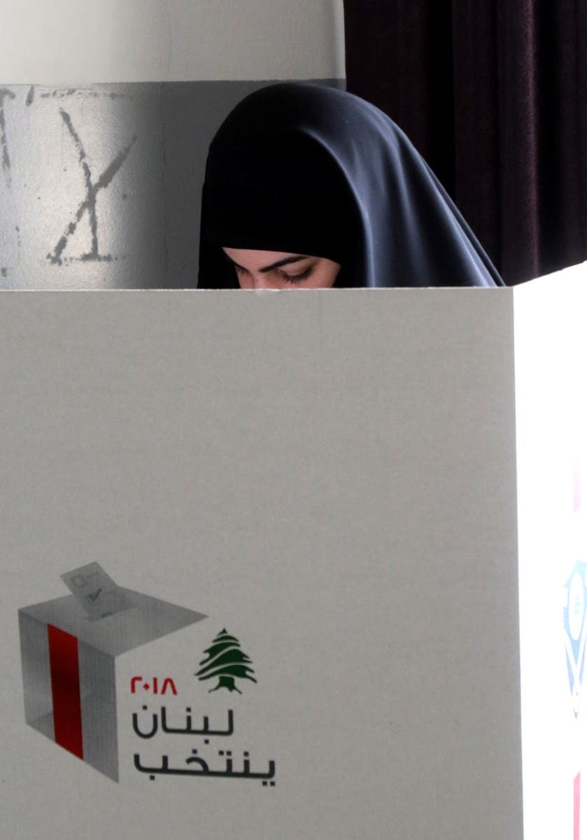 مواطنة لبنانية تنتخب (جنوب لبمنان- فرانس برس)
