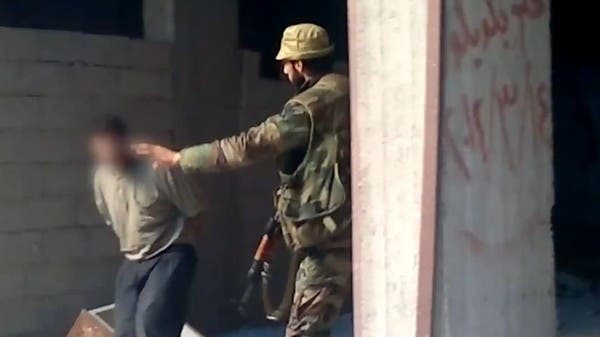 فيديو شنيع لعنصر من قوات النظام ينفّذ مذبحة في دمشق