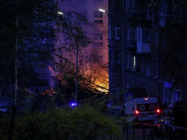 حريق في مبنى بعد قصف روسي بكييف (رويترز)