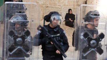 Israeli security forces stand guard as Palestinians protest at the compound that houses Al-Aqsa Mosque, known to Muslims as the Noble Sanctuary and to Jews as the Temple Mount, in Jerusalem's Old City April 22, 2022. (File photo: Reuters)
