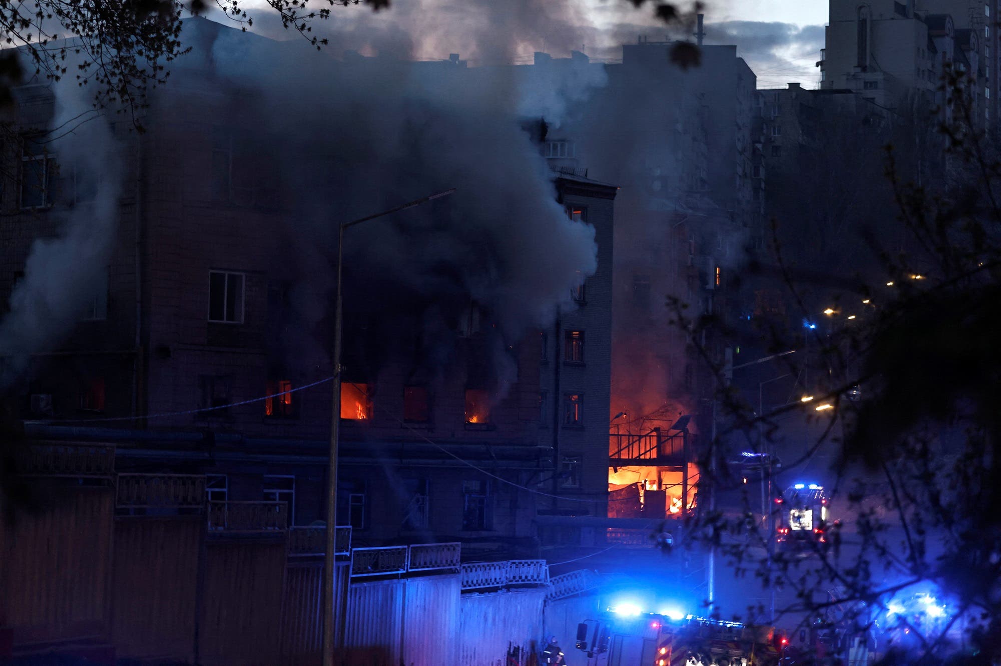 حريق مبنى بعد القصف في كييف (رويترز)