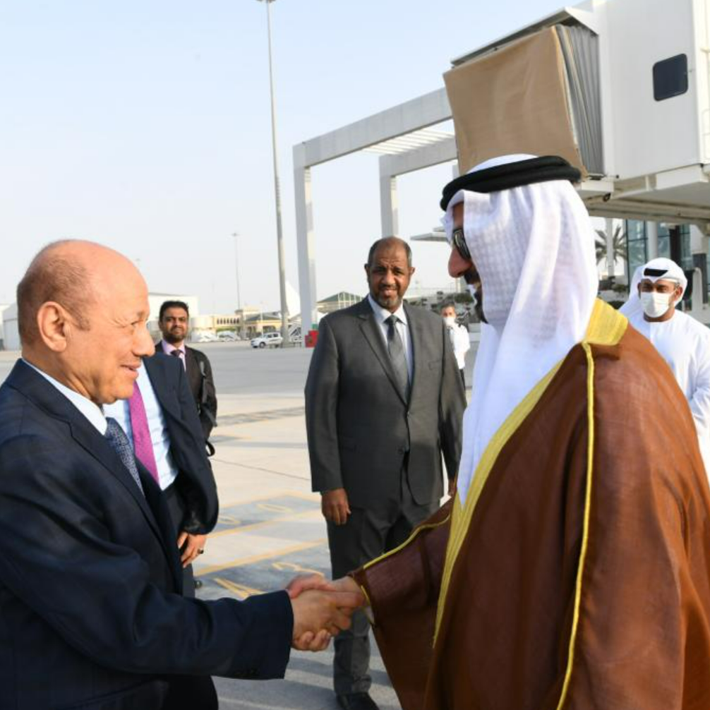 رئيس مجلس القيادة الرئاسي اليمني يصل الإمارات