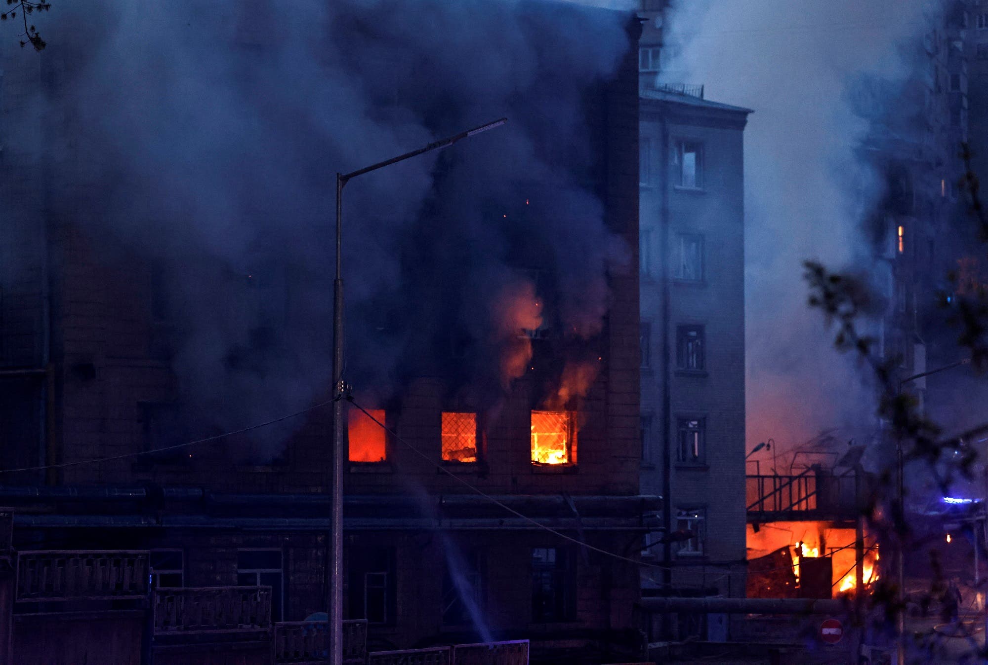 حريق في مبنى بعد القصف بكييف (رويترز)