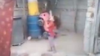 مازحها بطلقة.. فيديو لقناص حاول اغتيال ابنته يهز العراق