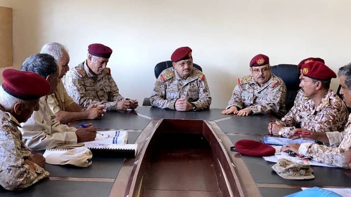 وزير الدفاع اليمني يؤكد على تطوير أداء هيئة الاستخبارات والاستطلاع