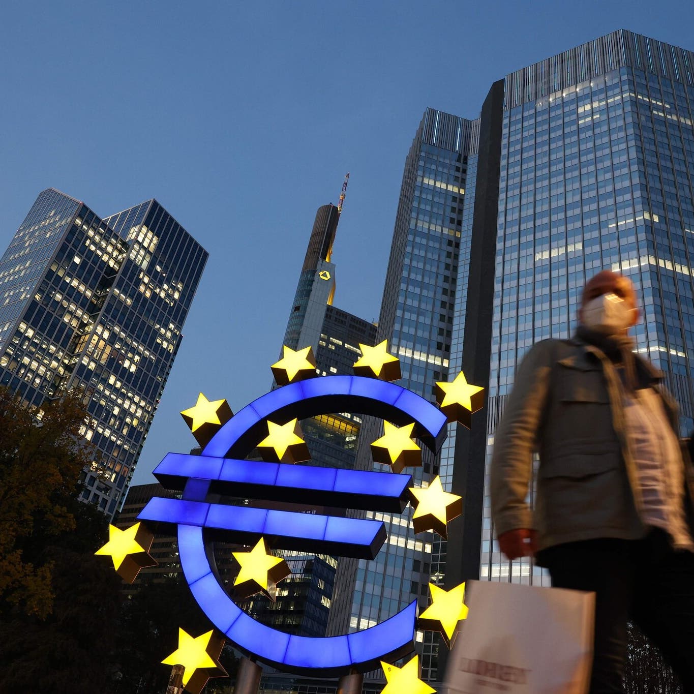 توقعات بوصول سعر الفائدة في أوروبا لـ 1.25% و3.5% بأميركا مطلع 2023