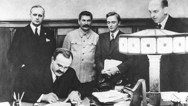 صورة لعملية توقيع اتفاقية مولوتوف ريبنتروب بين الألمان والسوفيت