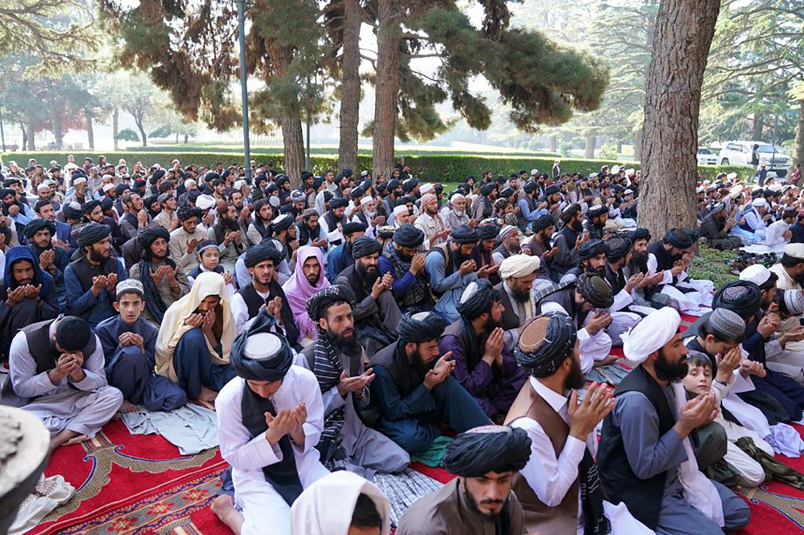 مصلون اليوم في القصر الجمهوري السابق في كابل