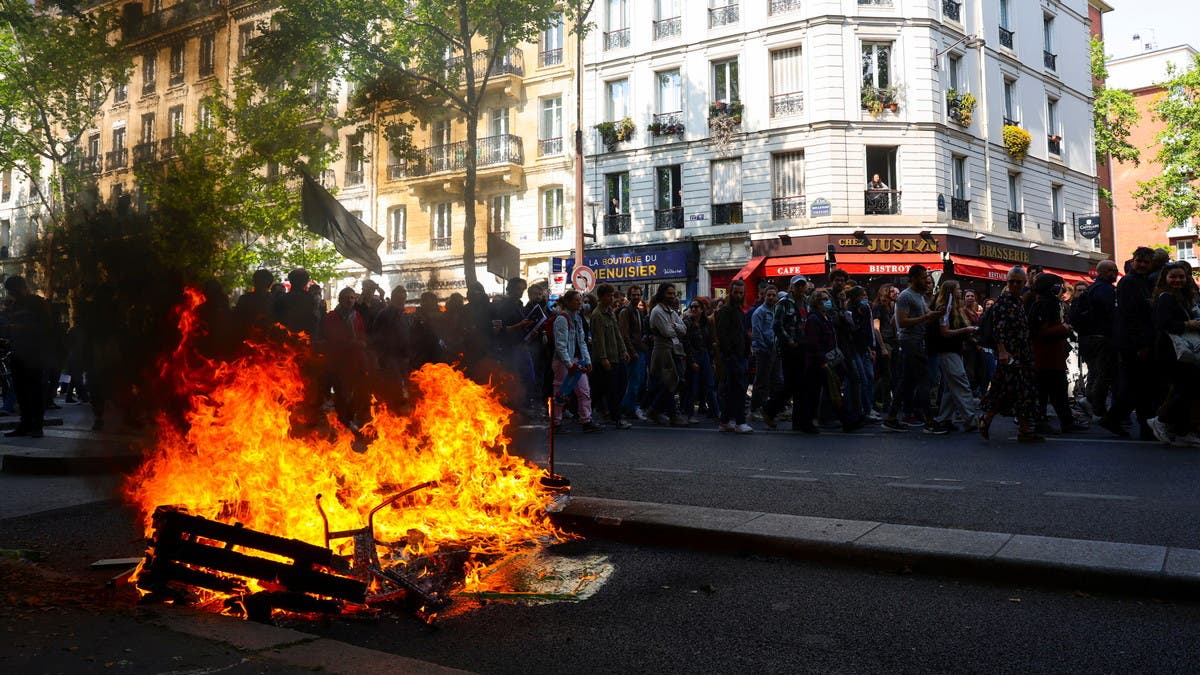 مظاهرات بعيد العمال في فرنسا.. وإضرام النار في شوارع باريس