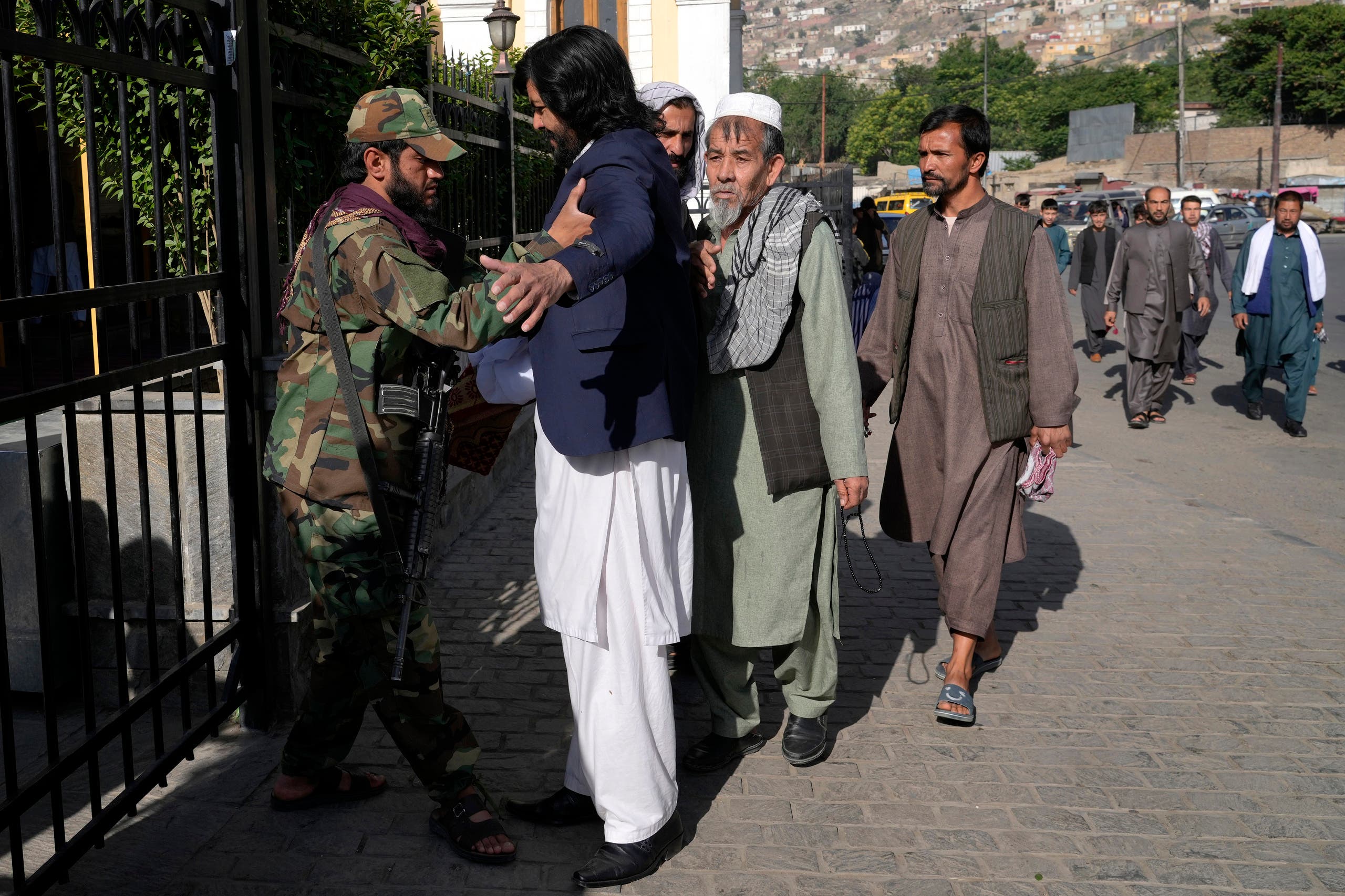 عناصر طالبان يفتشون المصلين اليوم في كابل