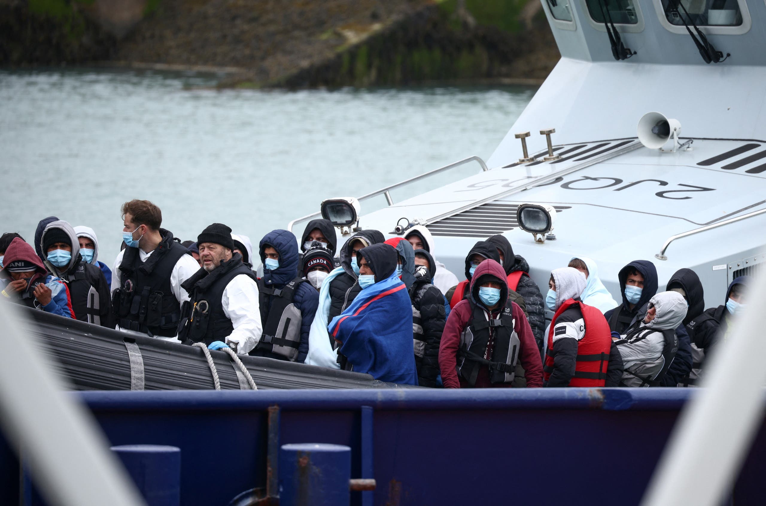 مهاجرون وصلوا أمس بحراً إلى بريطانيا عبر القنال الإنكليزي 