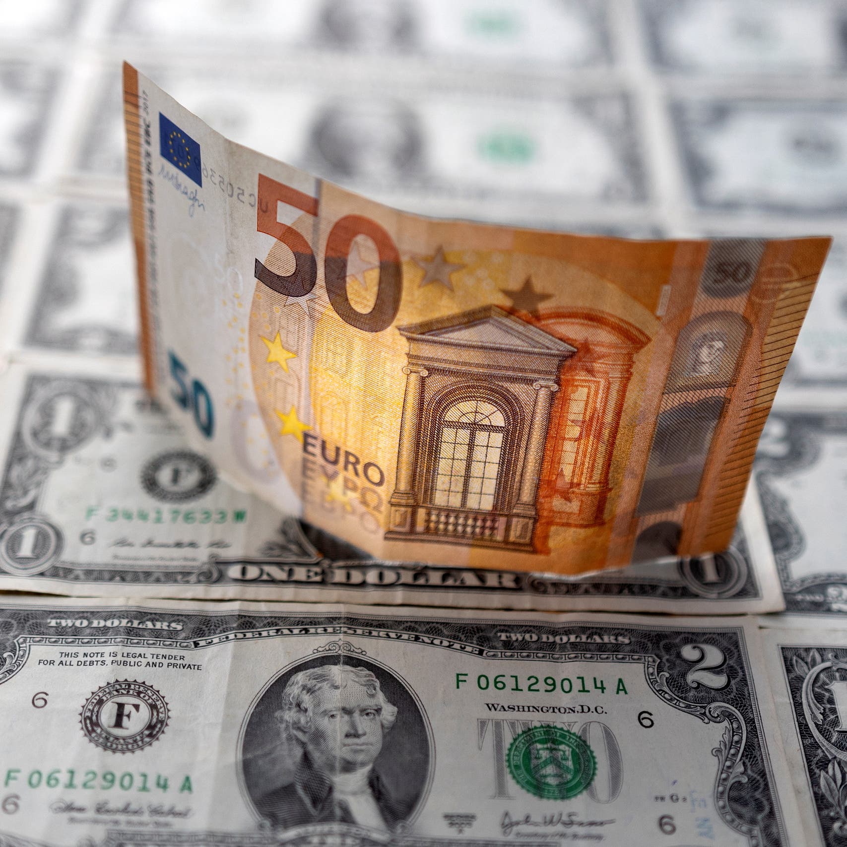 الدولار ينخفض مقابل اليورو مع ترقب بيانات التضخم الأميركية