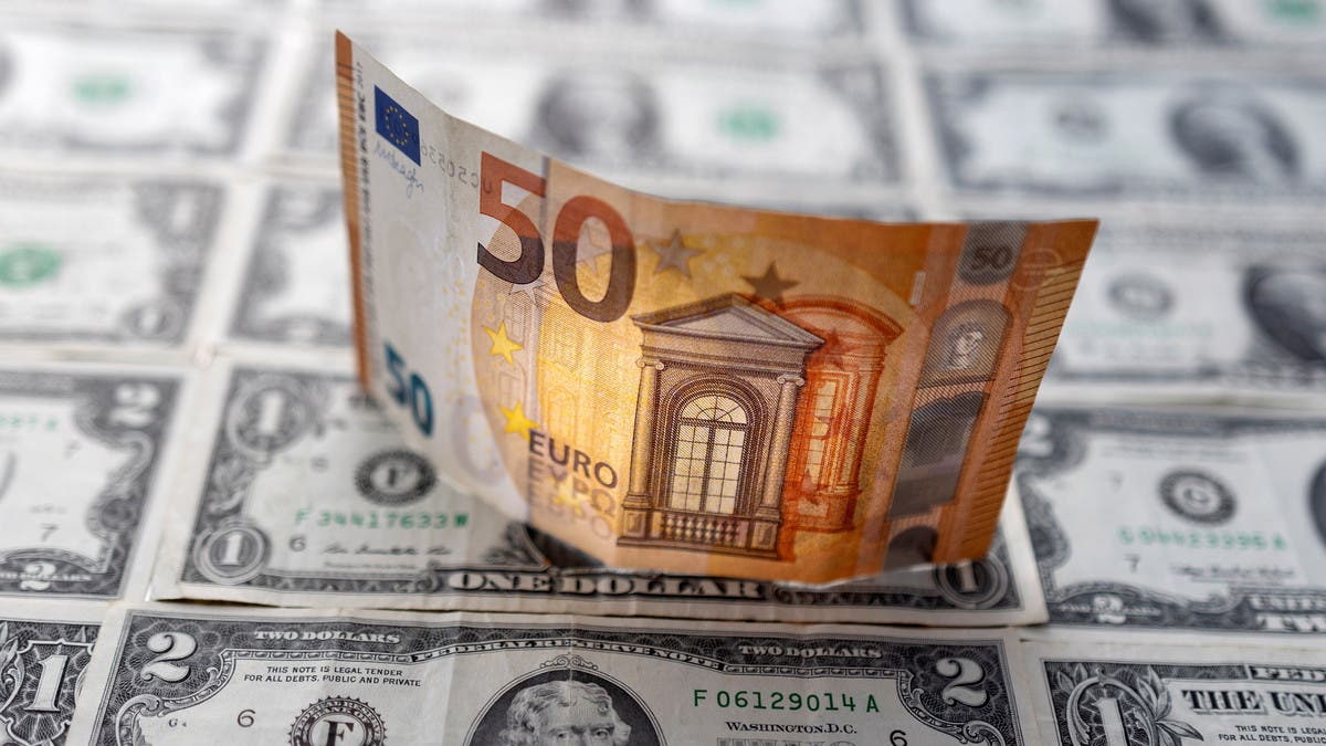 الدولار يقترب من أعلى مستوياته في 20 عاماً وسط تراجع اليورو