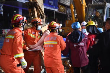 عمال إنقاذ ينتشلون ناحين بين حطام المبنى المنهار في تشانغشا