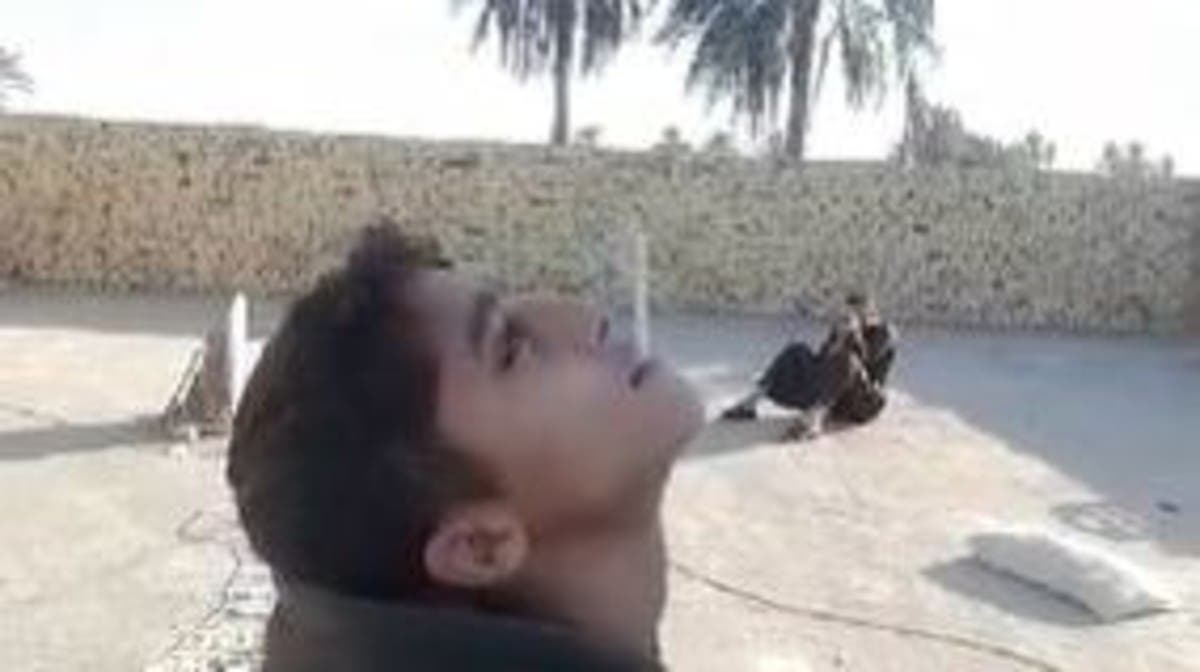 فيدو يهز العراق.. لأب يصوب رصاصه نحو سيجارة في فم طفله!
