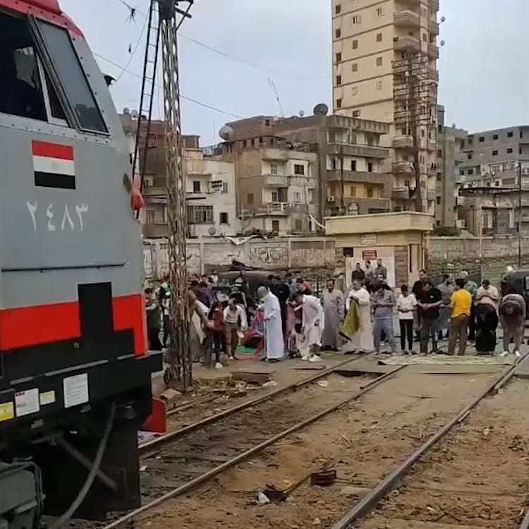 قائد قطار مصري يتفادى كارثة جديدة.. شاهد بماذا فوجئ؟