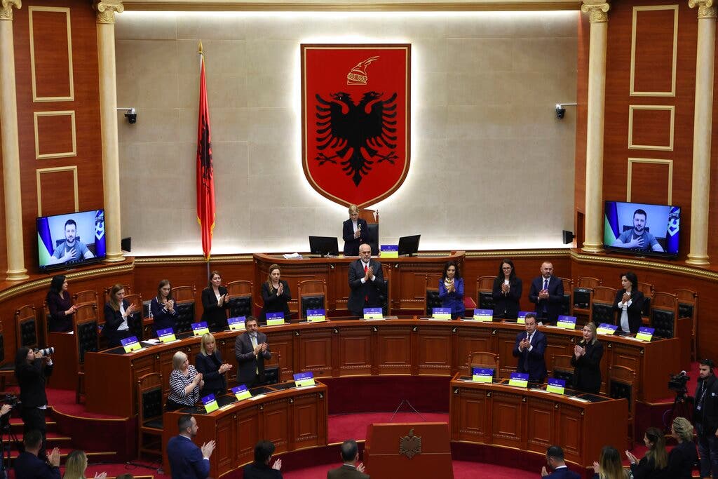 البرلمان الألباني (أ ب)