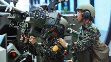 Soldiers from Taiwan demonstrate a U.S.-made dual mount Stinger missile system during the opening day of the Taipei Aerospace and Defense Technology Exhibition August 11, 2005. (File photo: Reuters)