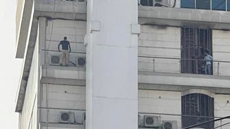  قفزاً من شرفة الفندق.. شاهد هلع شاب عراقي أراد الانتحار 