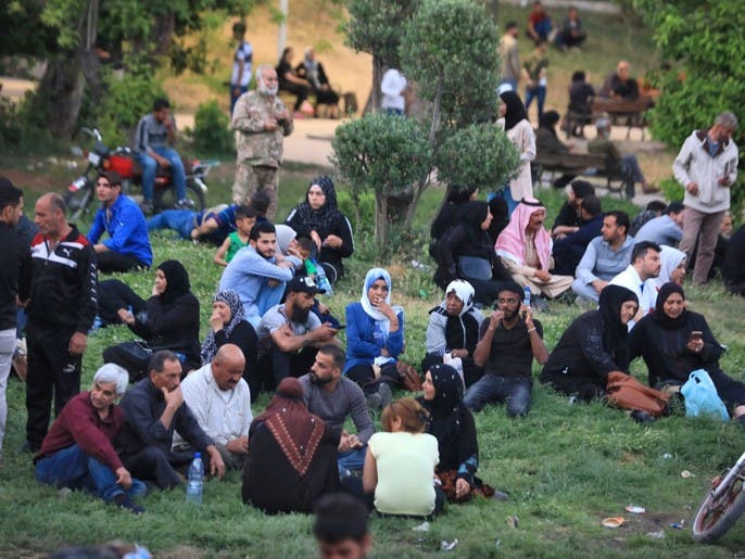 ينتظرون في دمشق.. أهالي معتقلين سوريين يروون