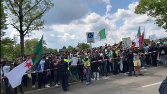 جماهير الجزائر تحتج أمام مقر "فيفا"
