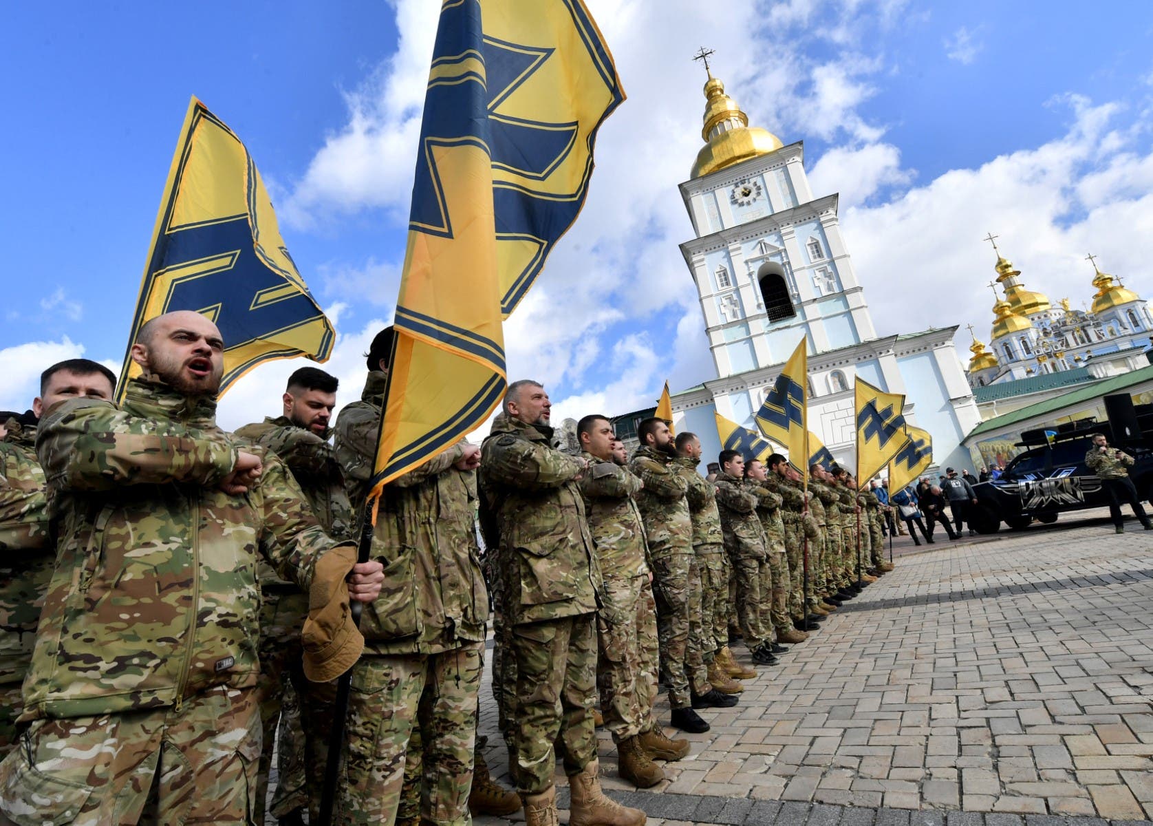 مقاتلون من كتيبة آزوف الأوكرانية (أ ف ب)