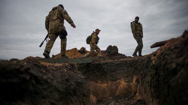 Ukrainian army soldiers walk over a trench during tactical exercises at a military camp, amid Russia's invasion of Ukraine, in the Zaporizhzhia region, Ukraine April 30, 2022. (File photo: Reuters)