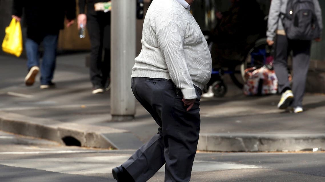 A man crosses a main road as pedestrians carrying food walk along the footpath in central Sydney, Australia, August 12, 2015. (File photo: Reuters)