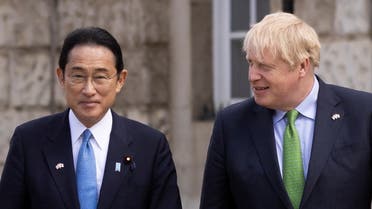 British Prime Minister Boris Johnson welcomes Japanese Prime Minister Fumio Kishida with a guard of honour at Westminster, in London, Britain May 5, 2022. (Reuters)