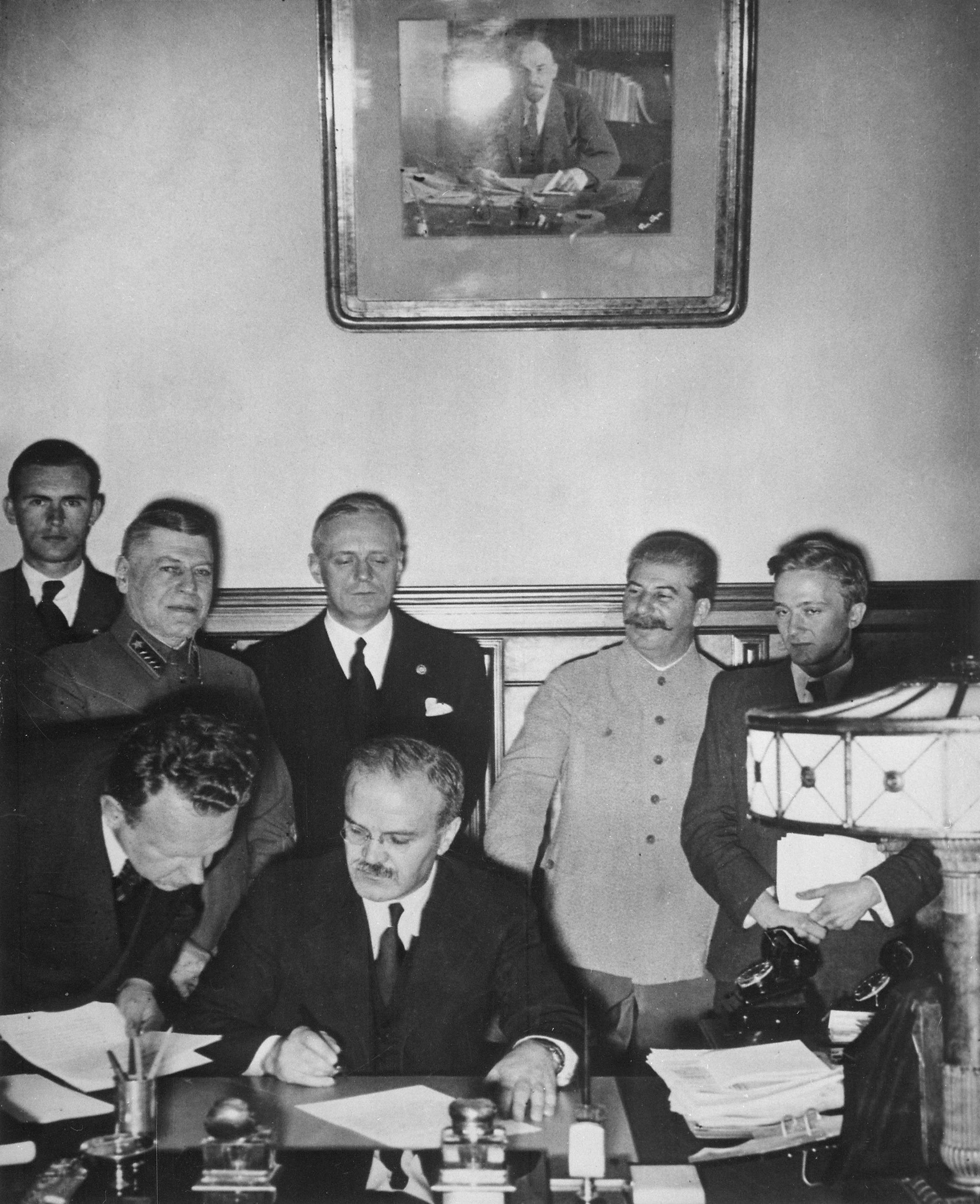 صورة لعملية توقيع الاتفاقية بين الألمان والسوفيت