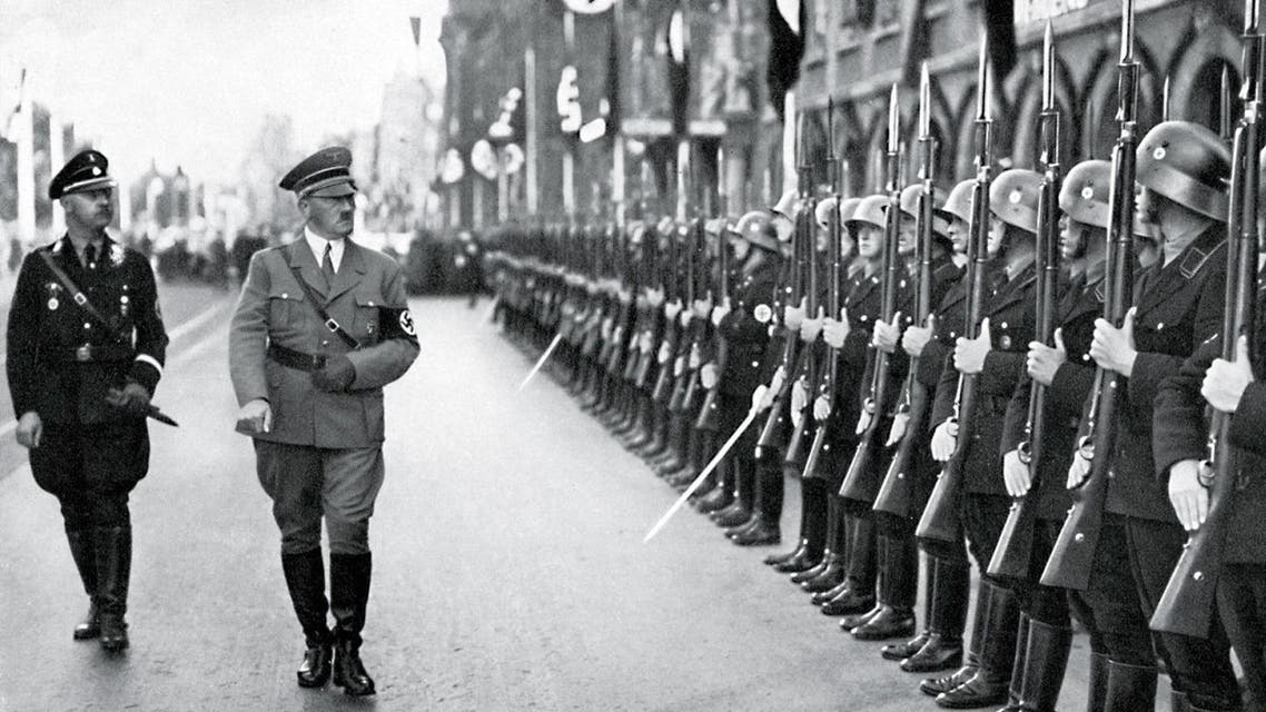 أدولف هتلر أثناء تفقده لقواته