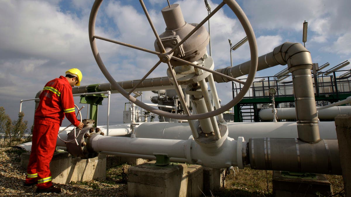 حظر أوروبي وشيك لنفط روسيا يدفع خام برنت فوق 105 دولارات للبرميل