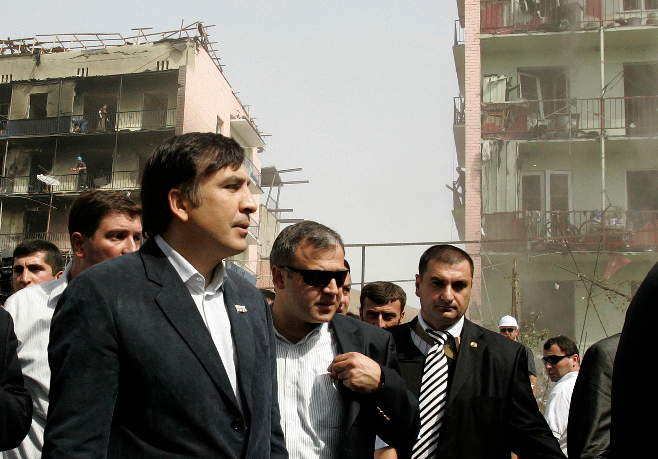 ساكاشفيلي يتفقد مدينة غوري المتضررة من الحرب من روسيا في 2008