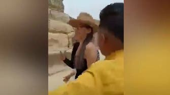 فيديو يهز المصريين.. تحرش جماعي بسائحات في الأهرامات