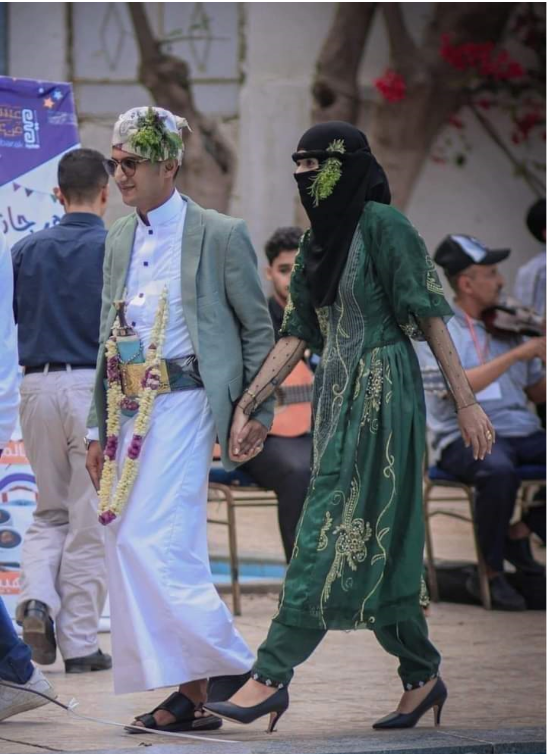 العروسان بالزي اليمني