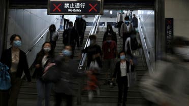 People walk inside a subway station during morning rush hour amid the coronavirus disease (COVID-19) outbreak in Beijing, China May 6, 2022. REUTERS/Tingshu Wang