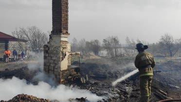Firefighters are seen deployed in Uyar to battle fires that hit the town, in the Krasnoyarsk region on May 7, 2022. Several fires have broken out in southern Siberia, affecting about 200 buildings and causing at least five deaths, local authorities said on May 7, adding they had placed the area under a state of emergency. (Photo by Handout / Russian Emergencies Ministry / AFP) / RESTRICTED TO EDITORIAL USE - MANDATORY CREDIT AFP PHOTO / RUSSIAN EMERGENCIES MINISTRY / HANDOUT - NO MARKETING NO ADVERTISING CAMPAIGNS - DISTRIBUTED AS A SERVICE TO CLIENTS - RESTRICTED TO EDITORIAL USE - MANDATORY CREDIT AFP PHOTO / Russian Emergencies Ministry / handout - NO MARKETING NO ADVERTISING CAMPAIGNS - DISTRIBUTED AS A SERVICE TO CLIENTS