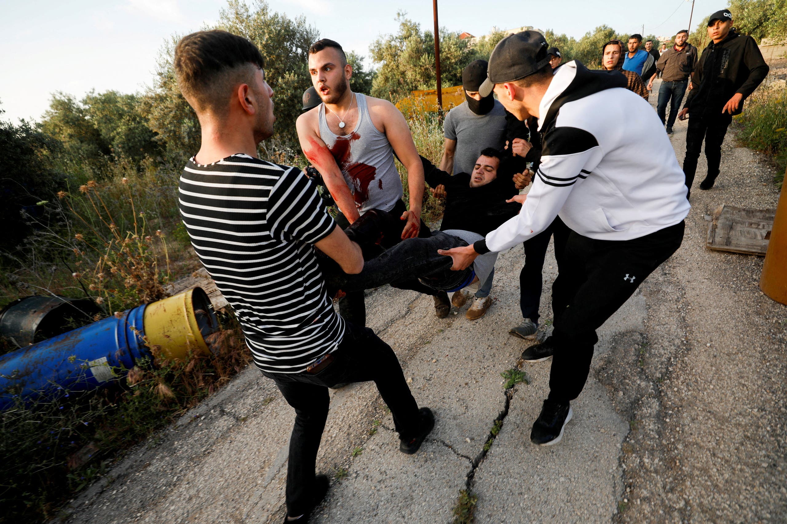 جرح فلسطيني إثر الاشتباكات اليوم قرب المنزل